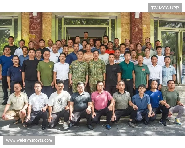 退伍老班长挥杆传承拼搏精神 八一建军节高尔夫赛场展风采 退伍老班长挥杆传承拼搏精神 八一建军节高尔夫赛场展风采
