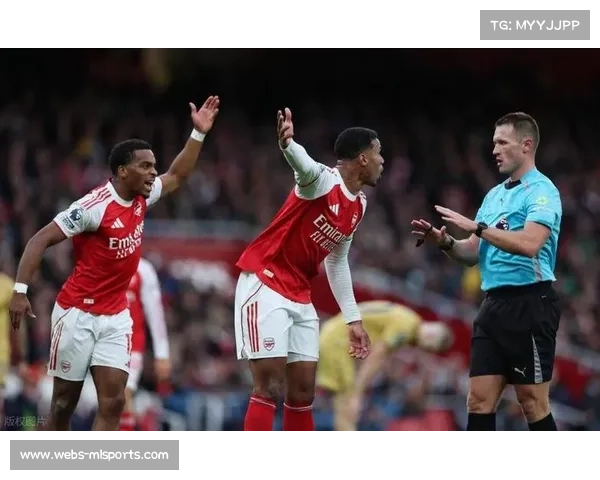 阿森纳球迷看报纸调侃比赛沉闷,球队定位球战术引热议 阿森纳球迷看报纸调侃比赛沉闷,球队定位球战术引热议